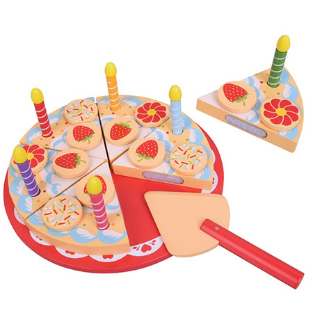 עוגת יום הולדת עם 6 נרות ומגש